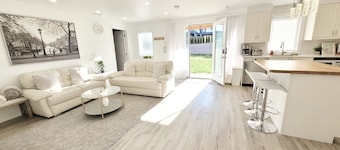 Beautiful 2 Bedroom Apartment Close to Hwy 401 & Hwy 8 in Cambridge