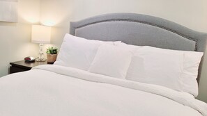 2 habitaciones, escritorio y tabla de planchar con plancha