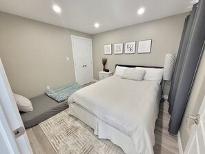2 chambres, bureau, fer et planche à repasser, lit de bébé portatif