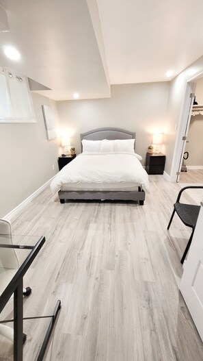 2 Schlafzimmer, Schreibtisch, Bügeleisen/Bügelbrett, Reisekinderbett