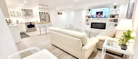 Smart TV, fireplace, streaming services