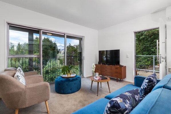 Smart TV, books - InnThePink-Brand new Apartment on Lake Edge (Queenstown)