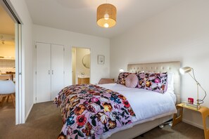 2 bedrooms, iron/ironing board, WiFi, bed sheets - InnThePink-Brand new Apartment on Lake Edge (Queenstown)