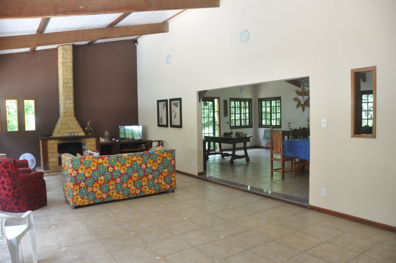 Una televisión, libros