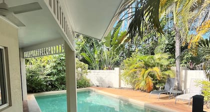 The Villas Palm Cove, 4 BR Villa with Private Pool