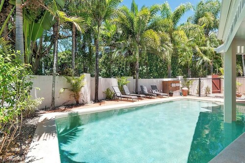 The Villas Palm Cove, 4 BR Villa with Private Pool