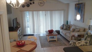 Téléviseur, lecteur de DVD, sélection de films, chaîne audio