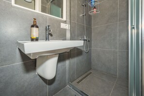Combined shower/tub, hair dryer, towels, soap - Cozy Waterfront Apt. with a Stunning View (İstanbul)