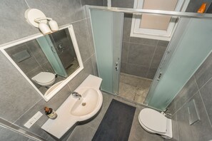 Combined shower/tub, hair dryer, towels, soap - Cozy Waterfront Apt. with a Stunning View (İstanbul)