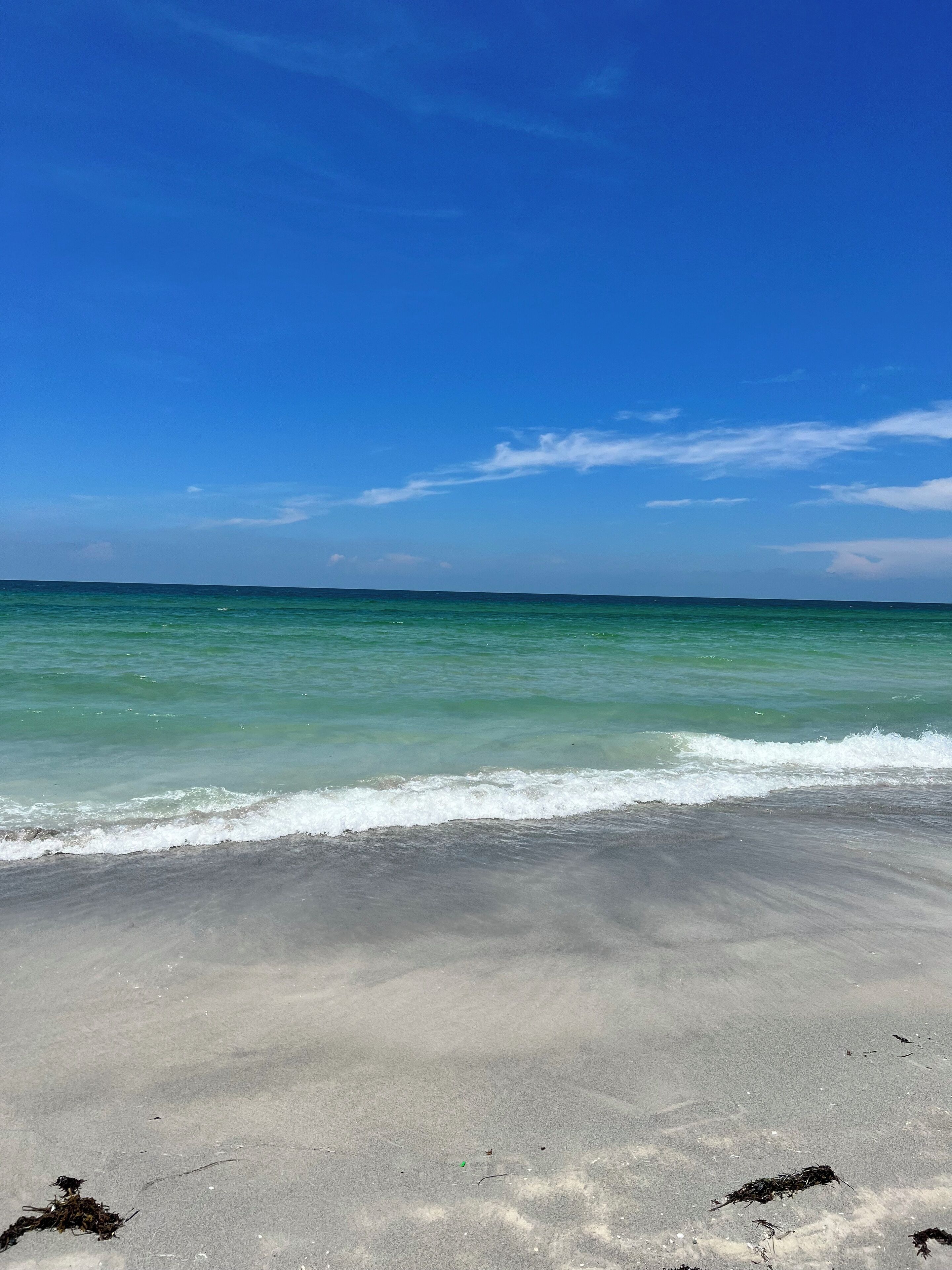 على الشاطئ، كراسي للتشمس، مناشف للشاطئ