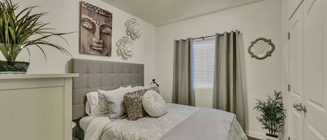 3 Schlafzimmer, Betten mit Memory-Foam-Matratzen, Bügeleisen/Bügelbrett