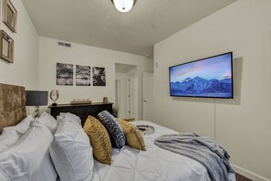 3 makuuhuonetta, memory foam -patjalliset sängyt, silitysrauta/-lauta