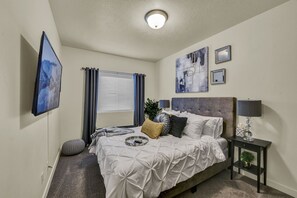 3 Schlafzimmer, Betten mit Memory-Foam-Matratzen, Bügeleisen/Bügelbrett