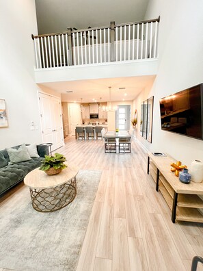 Smart TV y chimenea 