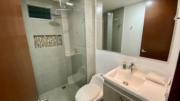 Dusch, handdukar och toalettpapper