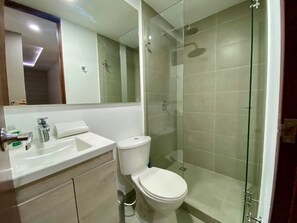 Dusj, håndklær og toalettpapir