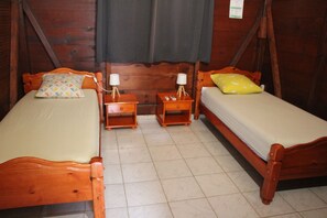2 chambres, bureau, fer et planche à repasser, lit parapluie