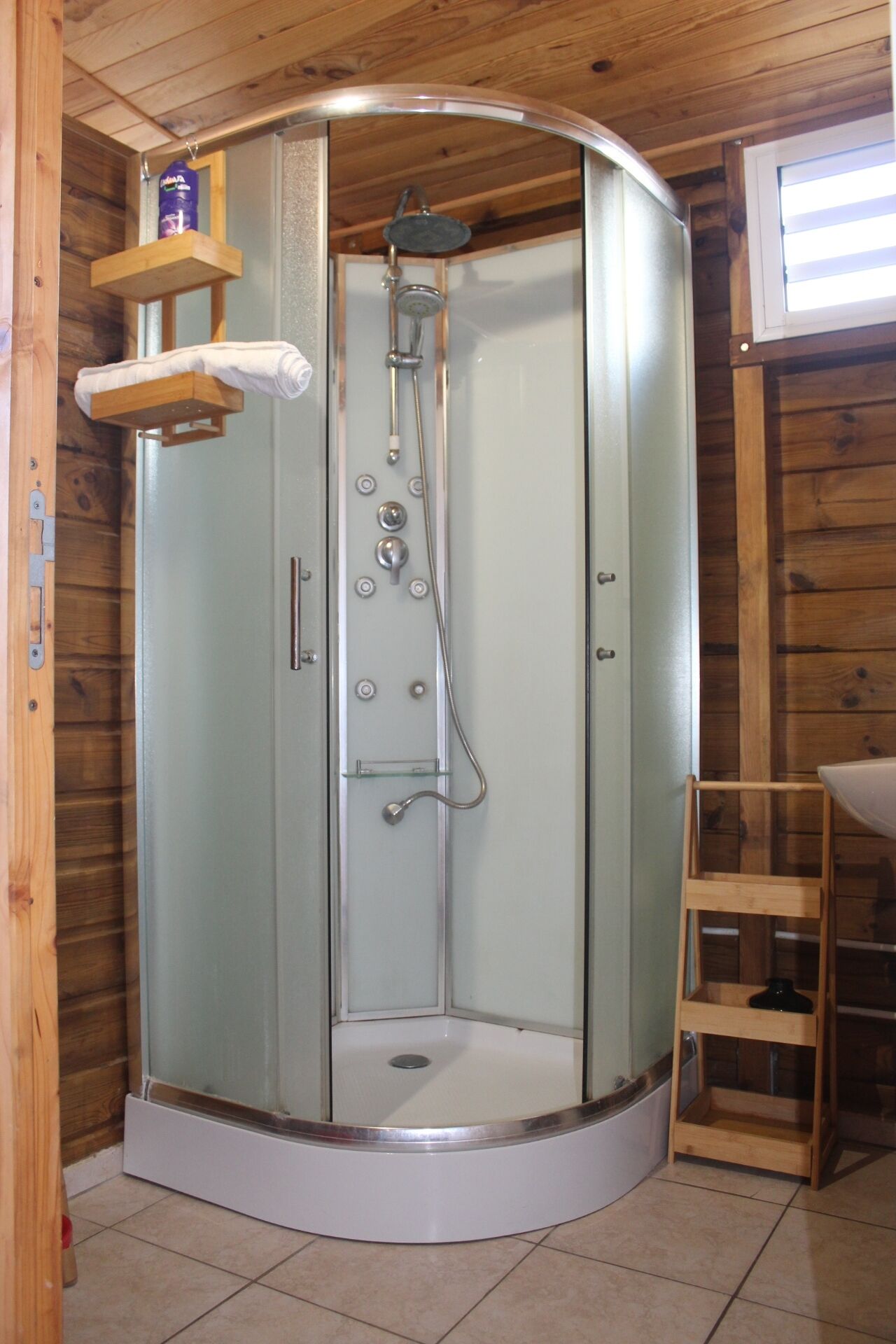 Douche, sèche-cheveux, serviettes fournies, papier toilette