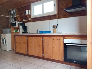 Kahvin-/teenkeitin, jääkaappi, mikroaaltouuni, uuni