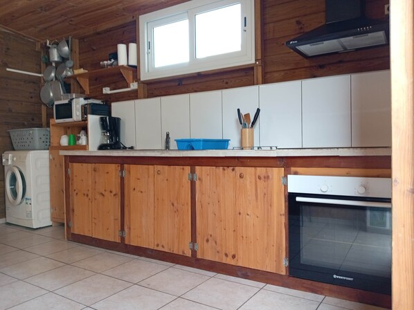 Fridge, microwave, oven, stovetop - Wooden Kaz – Creole accommodation in Le Moule, Guadeloupe (Le Moule)