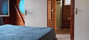 2 bedrooms, desk, iron/ironing board, travel cot - Wooden Kaz – Creole accommodation in Le Moule, Guadeloupe (Le Moule)