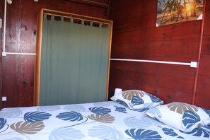 2 slaapkamers, een bureau, een strijkplank/strijkijzer, reisbedje
