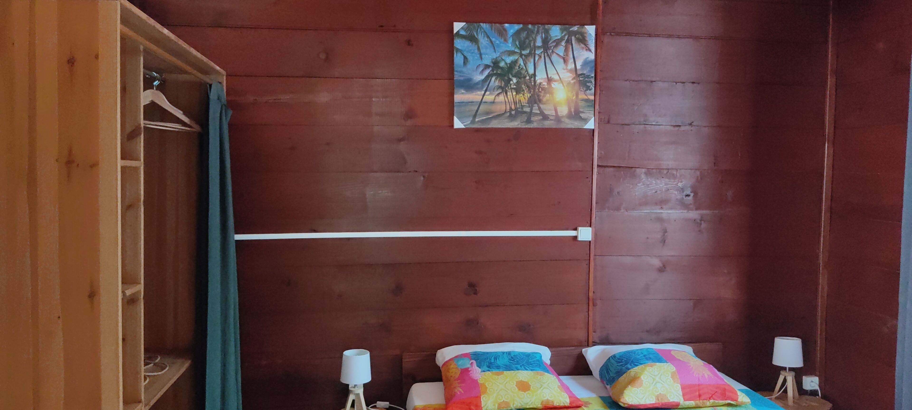 2 chambres, bureau, fer et planche à repasser, lit parapluie