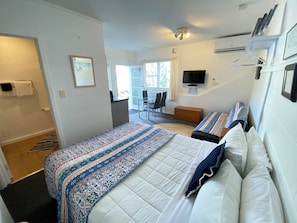 1 chambre, fer et planche Ă repasser, Wi-Fi gratuit, draps fournis