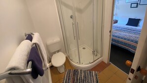 Dusj, hårføner, håndklær og såpe