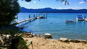 En la playa y camastros