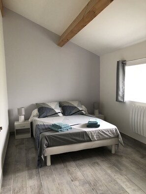 5 chambres, fer et planche à repasser, lit parapluie