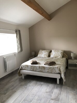 5 bedrooms, iron/ironing board, travel crib