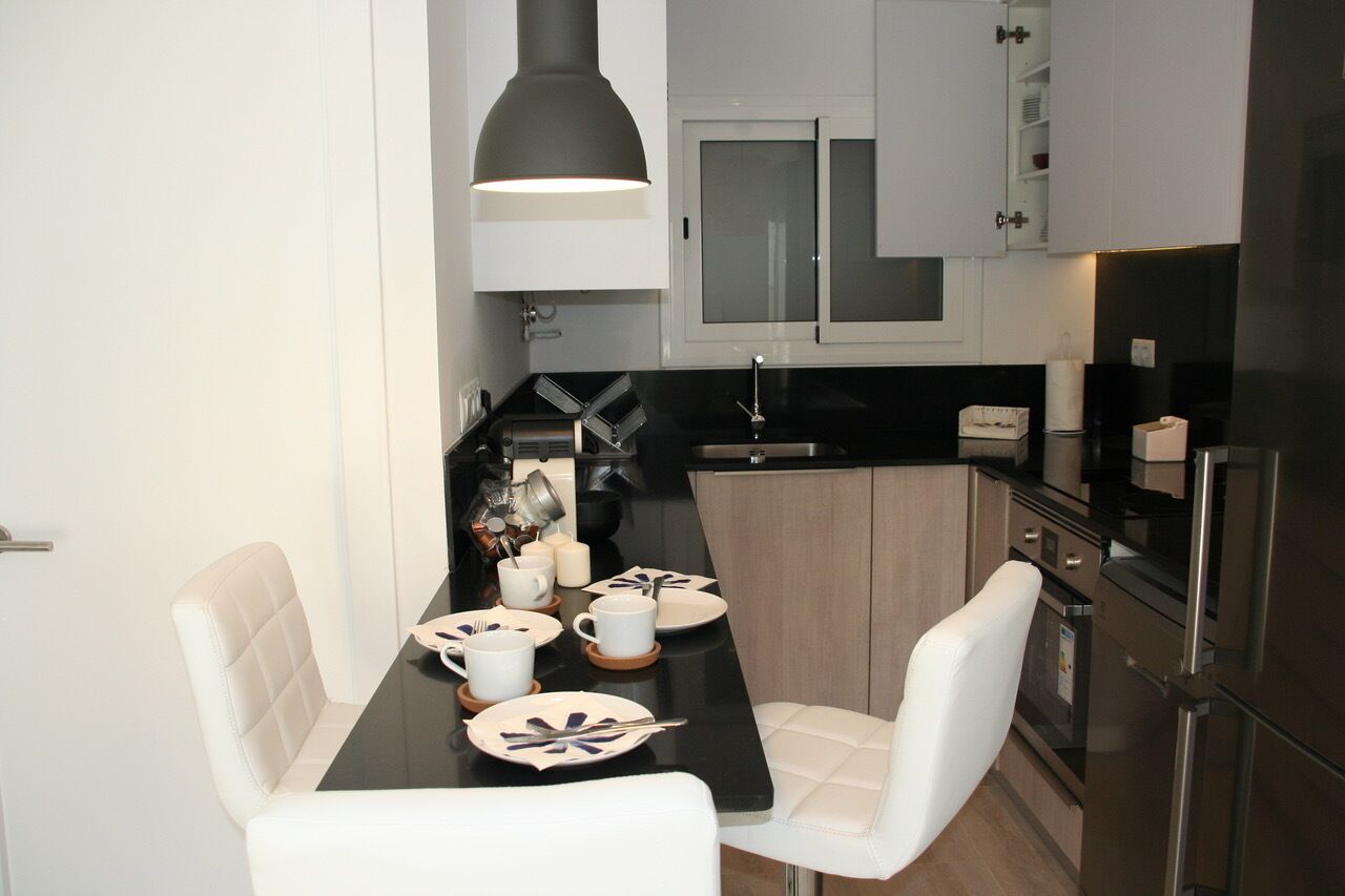 Een koelkast, een magnetron, een oven, een kookplaat