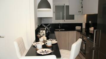 Een koelkast, een magnetron, een oven, een kookplaat