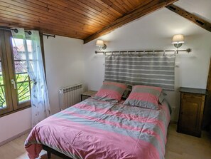 3 bedrooms, free WiFi, bed sheets - Charming Renovated Farmhouse with Garden, Terrace, and Near Lake Der for 6 Guests (Contrisson)