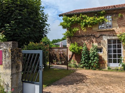 Charming Renovated Farmhouse with Garden, Terrace, and Near Lake Der for 6 Guests