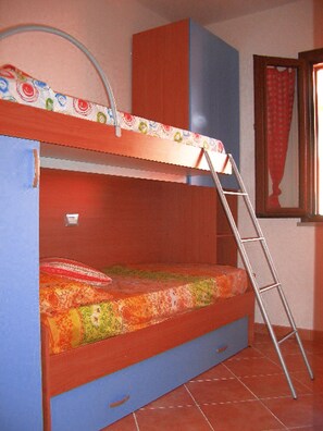 A bunk bed with a ladder, a window with red curtains, and a tiled floor. - 2 Bed Flat - Sleeps 4 - Garden - Parking - Wifi (Castelsardo)