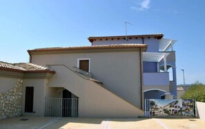 المنشأة م ن الخارج