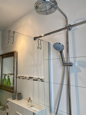 Shower, hair dryer, towels, soap - Ferienwohnung Lutz (Ascheberg)