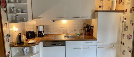 Jääkaappi, mikroaaltouuni, uuni, liesi
