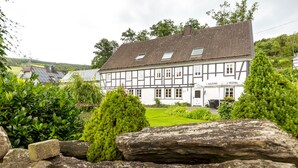 Ein traditionelles Fachwerkhäuschen mit einem Schild, auf dem "VELTINS" steht.