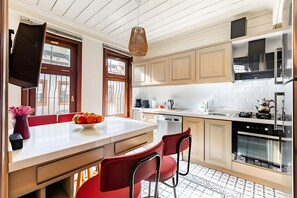 Fridge, microwave, oven, stovetop - Charming Greco-Ottoman Mansion with Modern Comforts in Historic Balat (Istanbul)