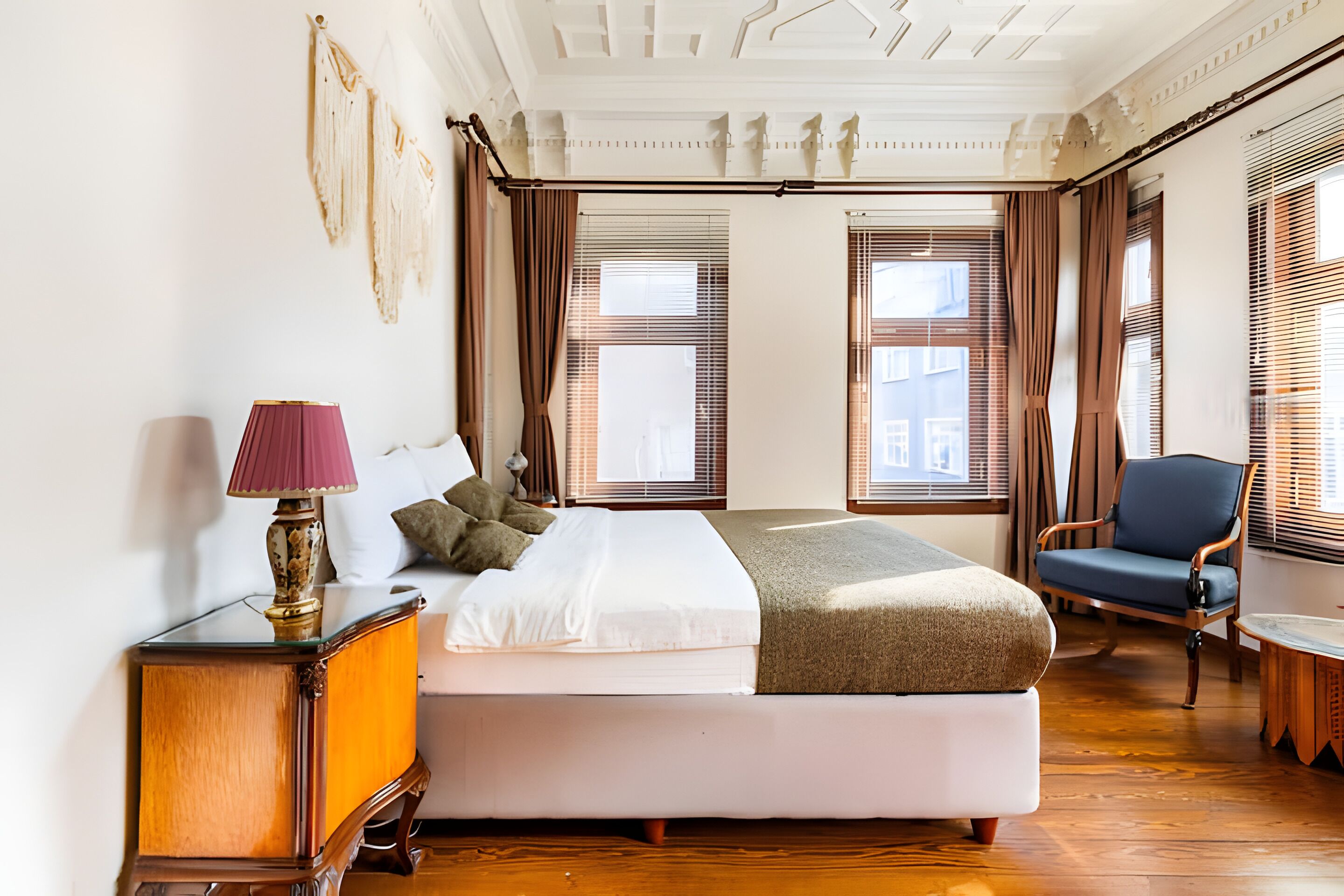 4 chambres, coffres-forts dans les chambres, fer et planche à repasser