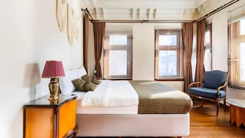 4 chambres, coffres-forts dans les chambres, fer et planche Ă repasser