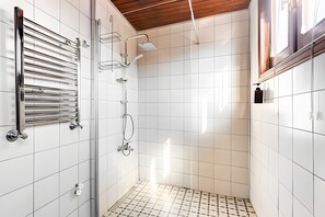 Hårføner, bidé, håndklær og såpe