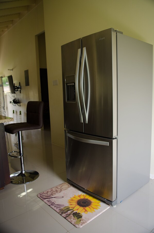 Refrigerador, microondas, horno, placa de cocina