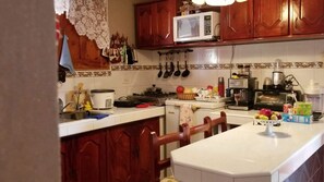 Kühlschrank, Ofen, Herdplatte, Kochgeschirr/Geschirr/Besteck