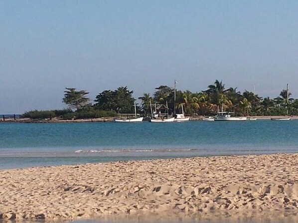 In Strandnähe, weißer Sandstrand