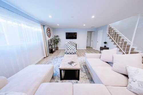 TRANQUIL NOHO GEM: RENOVATED 2BR TOWNHOME w/ PRIVATE FENCED PATIO & PARKING p29