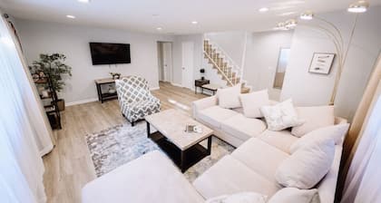 FIFA World Cup: TRANQUIL NOHO GEM: RENOVATED 2BR TOWNHOME w/ PRIVATE FENCED PATIO & PARKING p29